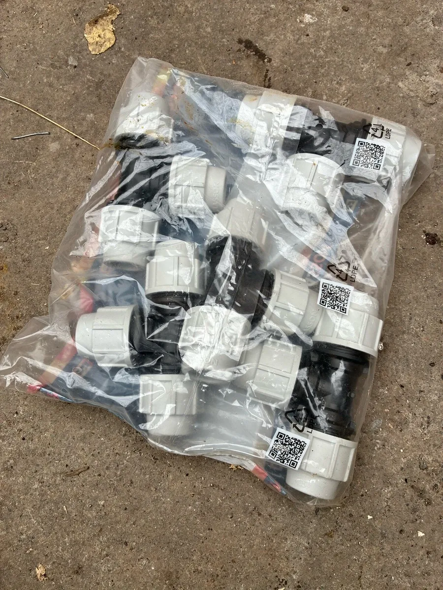 Plasson 25mm Compression Equal Tee Fittings - Image 1