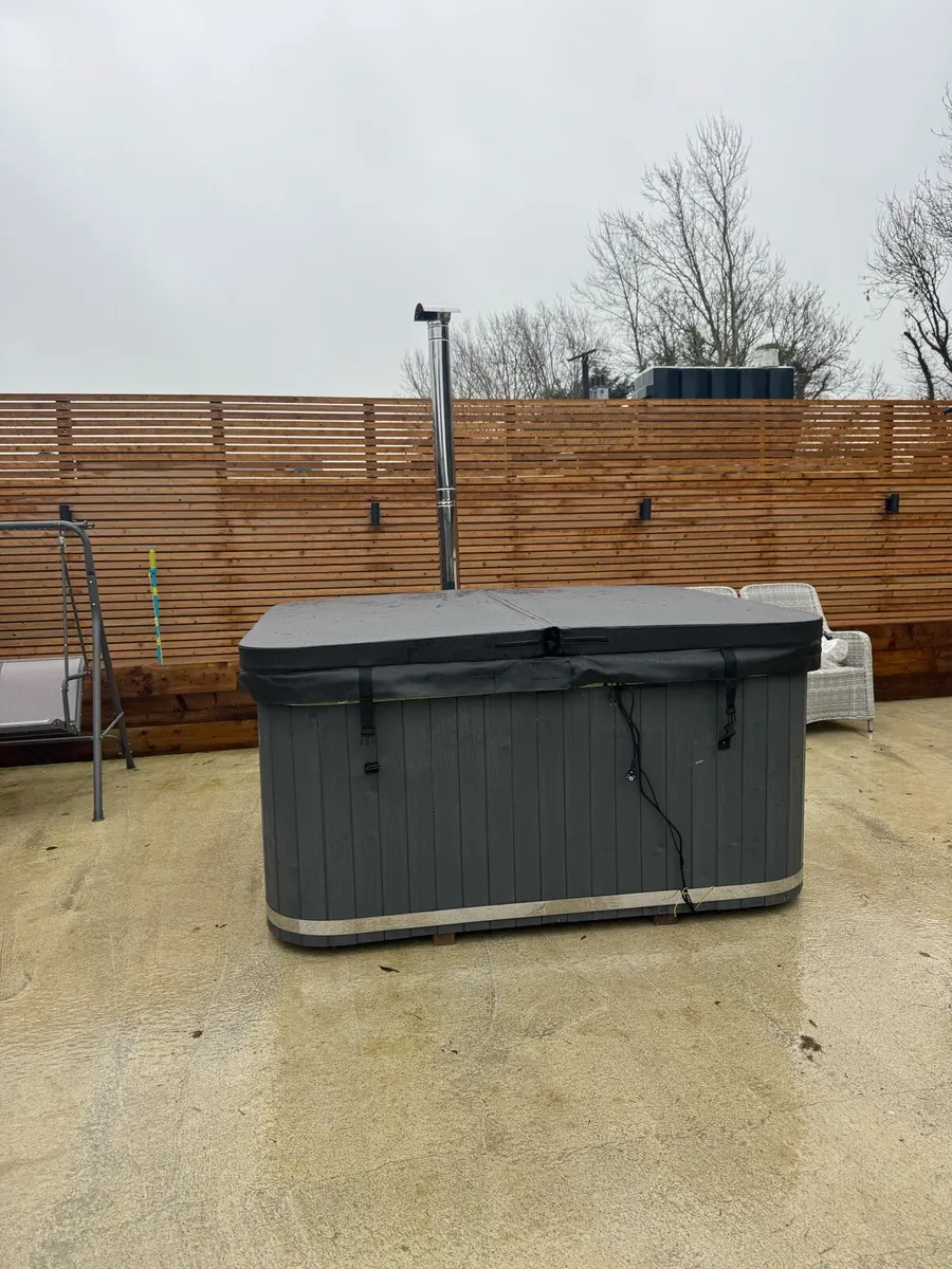 Hot tub - Image 1