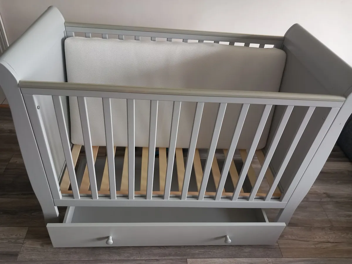 Mamas and Papas Cot, Changing Unit and Mattress - Image 4