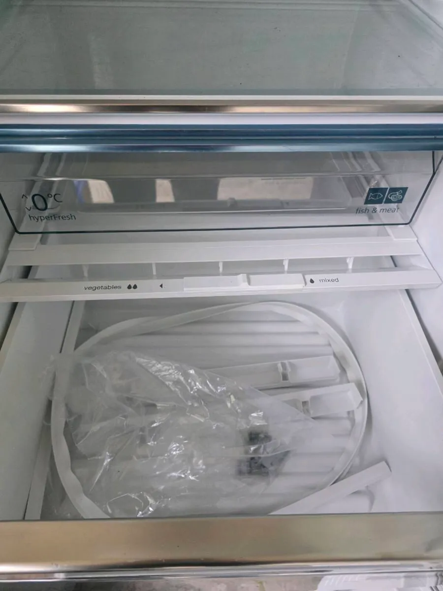 Integrated fridge and freezer - Image 1