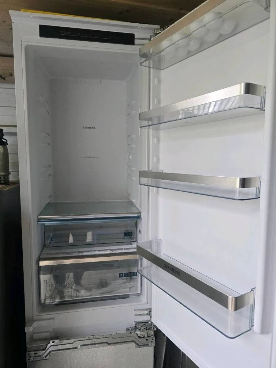 Integrated fridge and freezer - Image 4