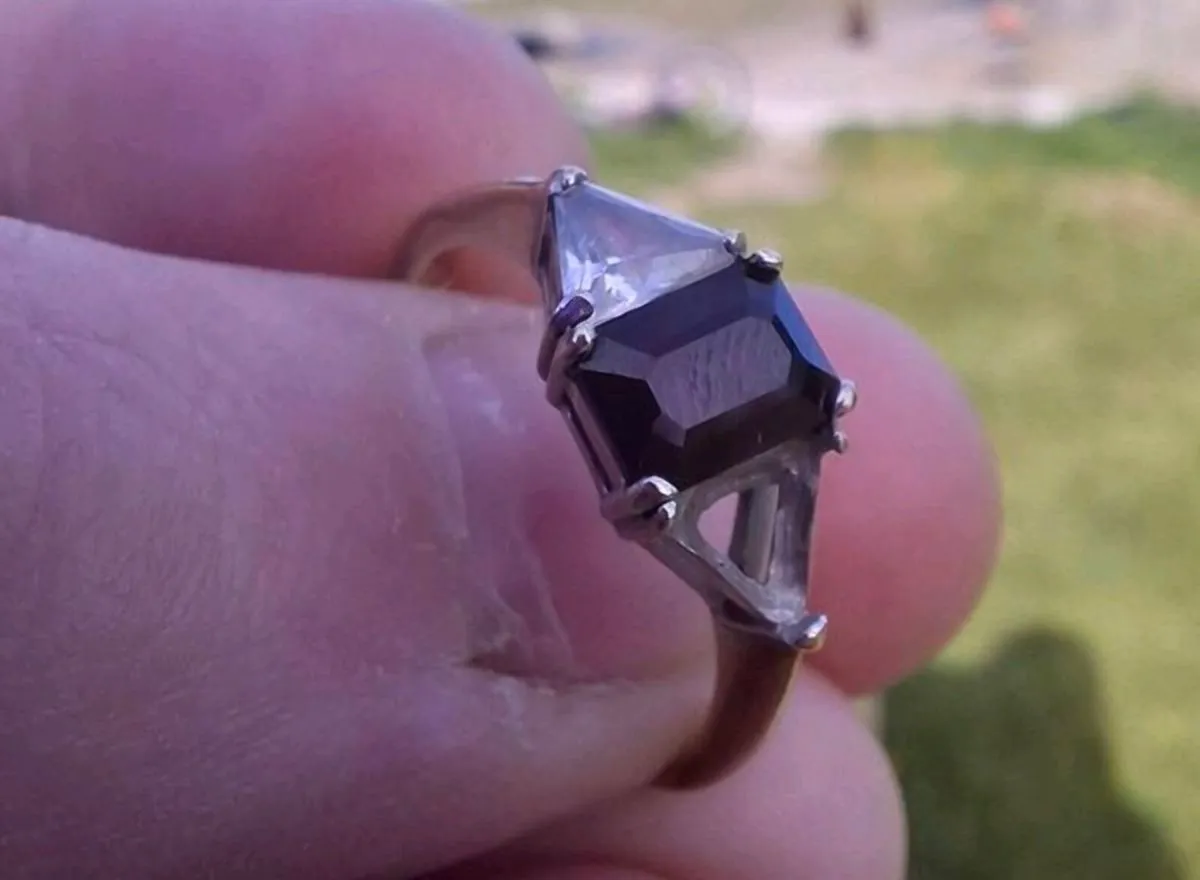 9K Gold Ring (Scrap or Repair) - Image 4