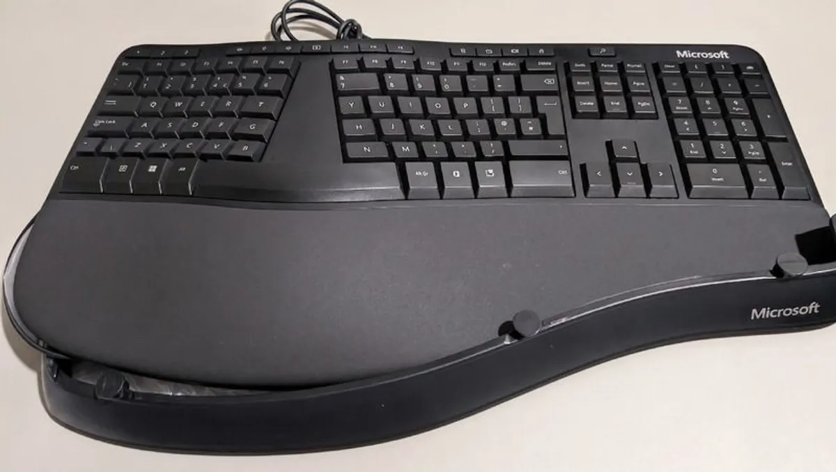 Microsoft Ergonomic Keyboard Model 1878 Like New with Riser