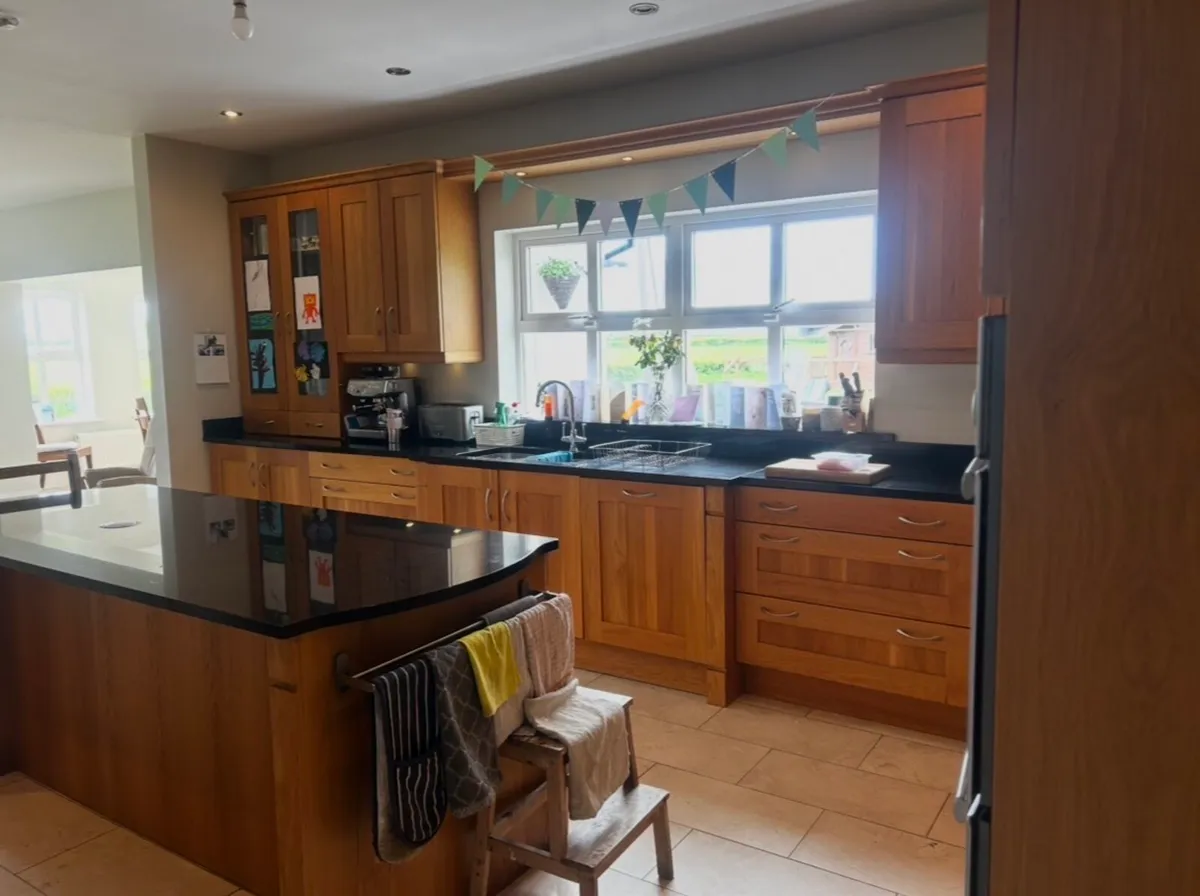 Solid kitchen with marble worktop , - Image 1