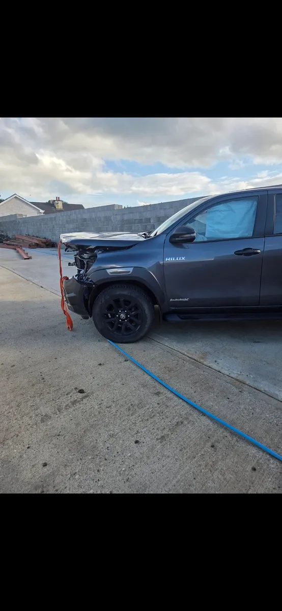 2025 toyota hilux invincible x - Image 3
