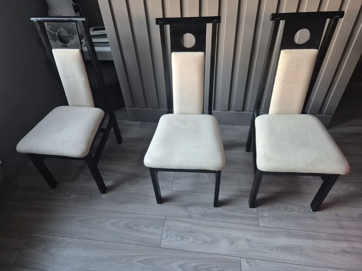 Table and chairs - Image 1