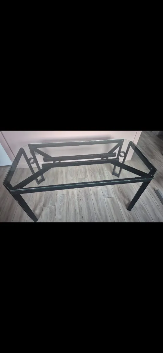 Table and chairs - Image 2
