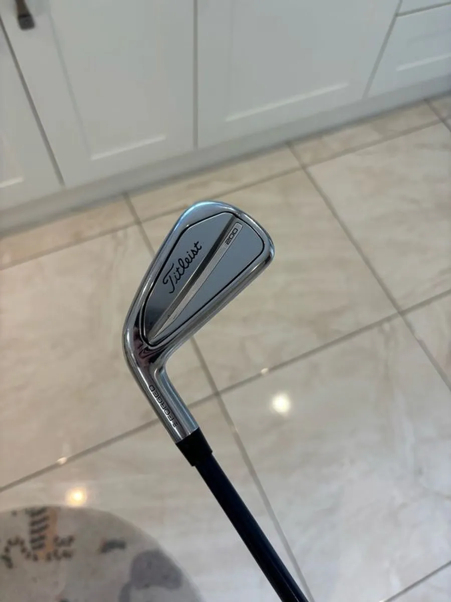 Titleist T200 3 iron with blue velocore - Image 1