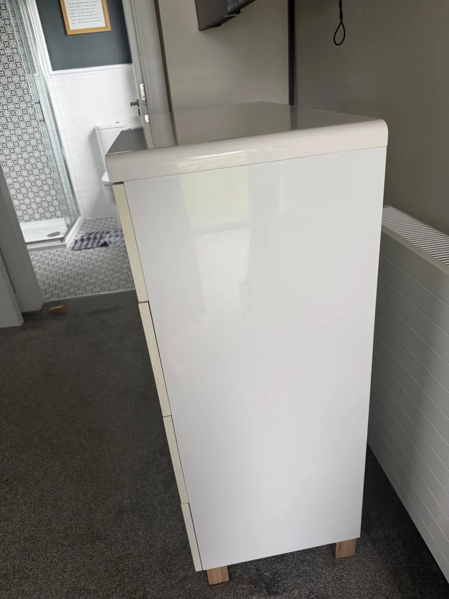 2 Chest of Drawers and 2 Bedside Lockers - Image 1