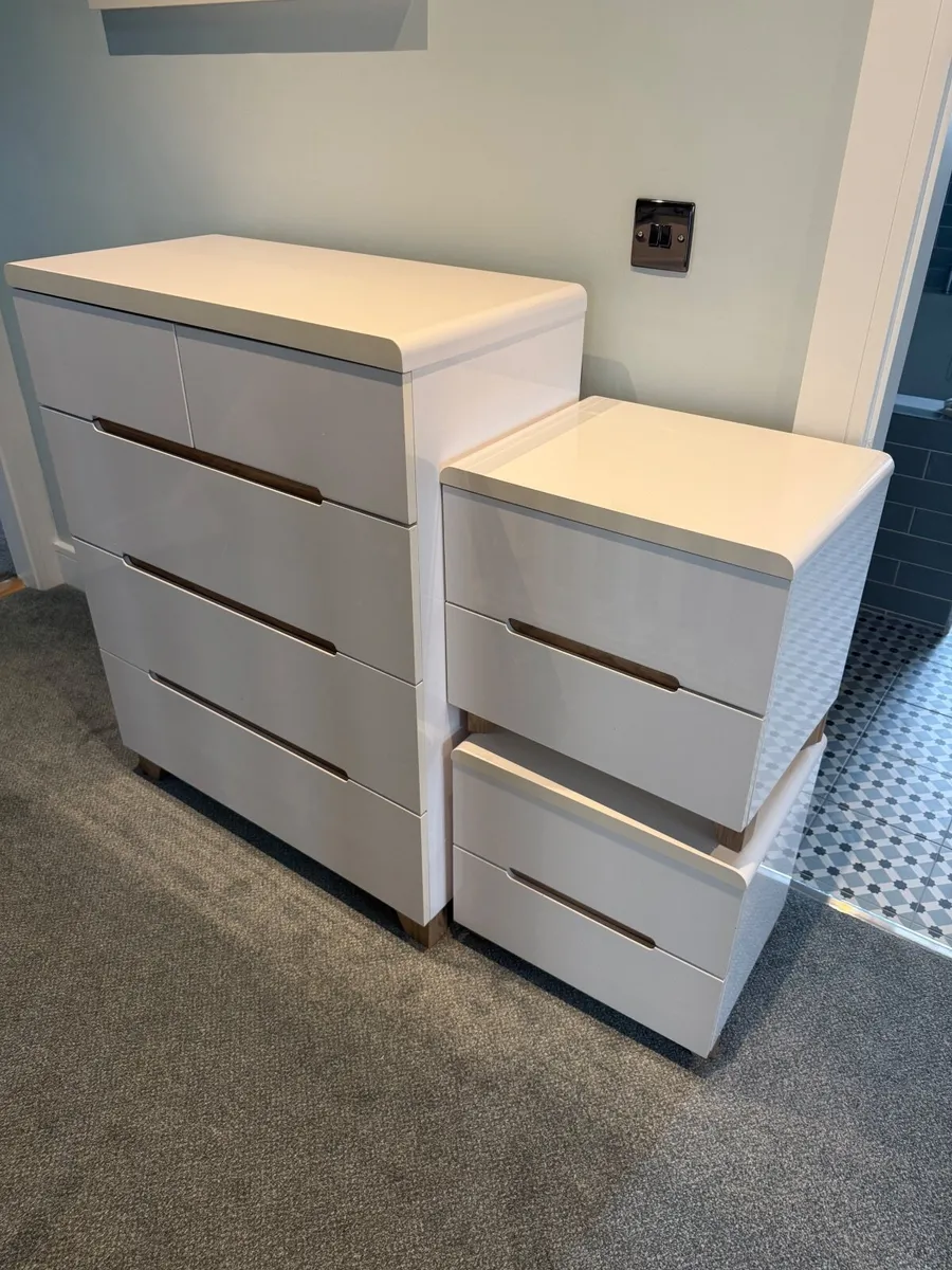 2 Chest of Drawers and 2 Bedside Lockers - Image 3