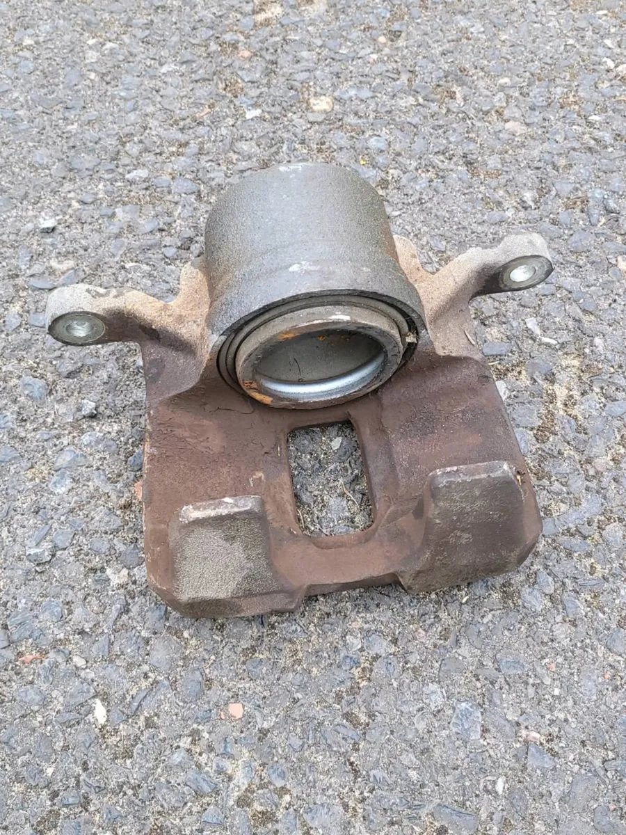 Honda vezel 2017 drivers brake caliper - Image 1