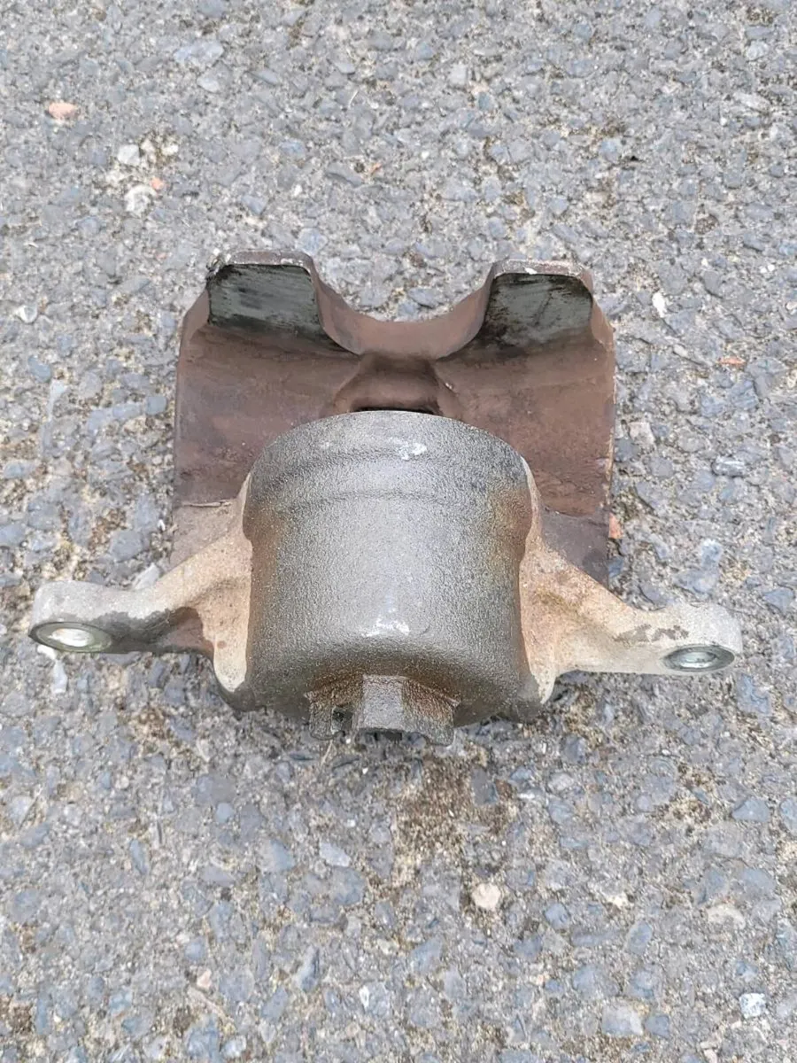 Honda vezel 2017 drivers brake caliper - Image 2