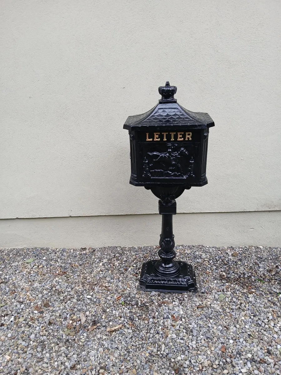 Cast aluminium post box - Image 1