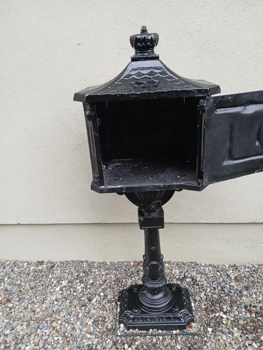 Cast aluminium post box - Image 3