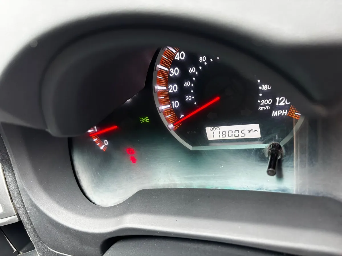 Toyota Hilux 3.0 Invincible Manual - Image 4