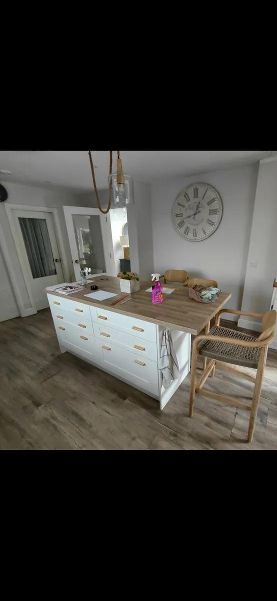 Kitchen island - Image 1