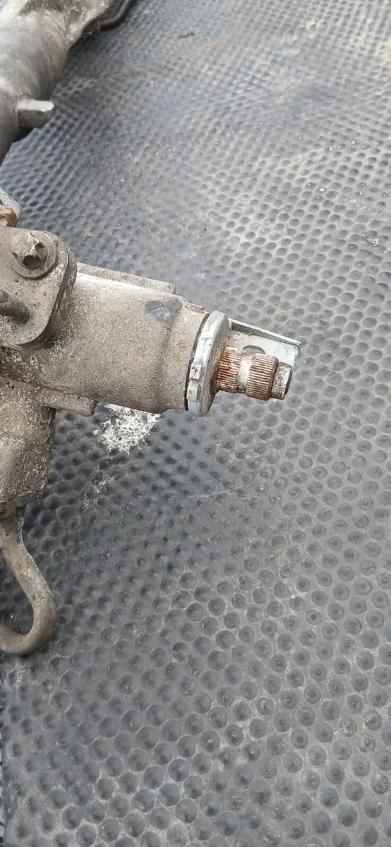 Steering rack C180 Merc - Image 3