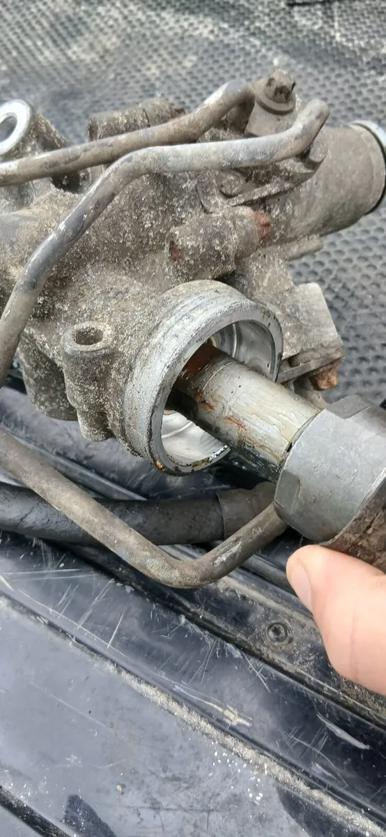 Steering rack C180 Merc - Image 4