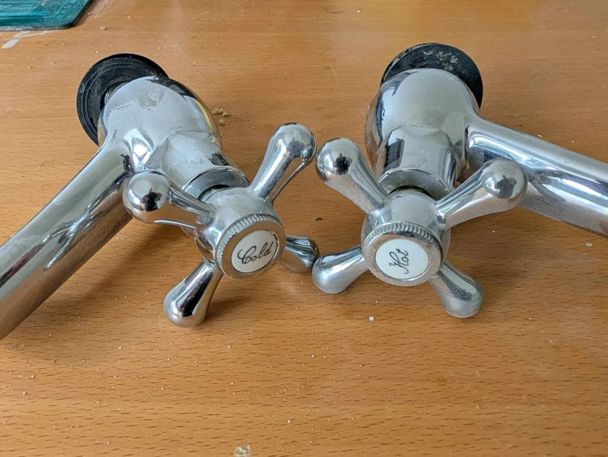 Tradionnal Tap hot / cold - Image 1