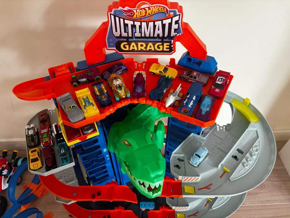 Hot Wheels City T-Rex Ultimate Garage with cars - Image 2