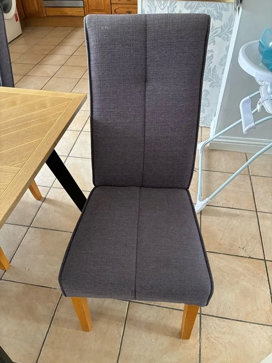 Dining table and 6 chairs - Image 4