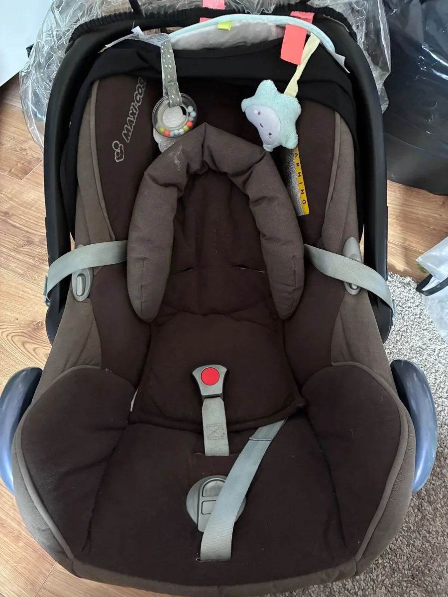 Maxi cosy car seat, rain cover and base - Image 1