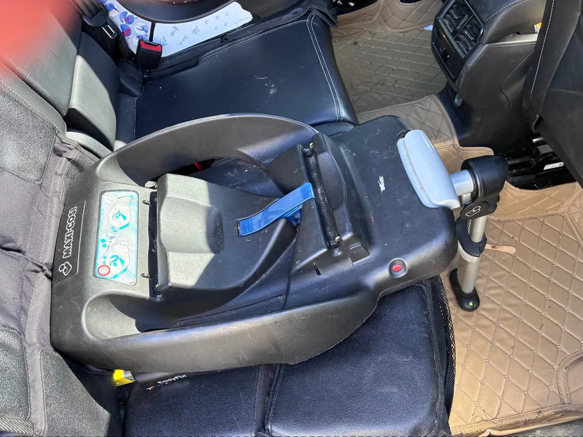 Maxi cosy car seat, rain cover and base - Image 2