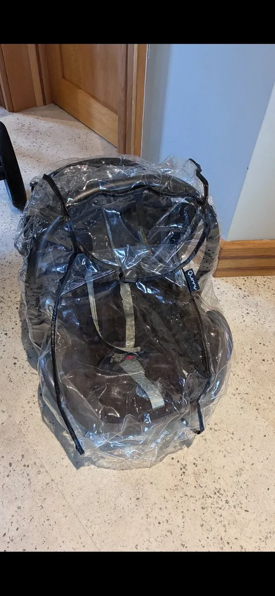Maxi cosy car seat, rain cover and base - Image 3