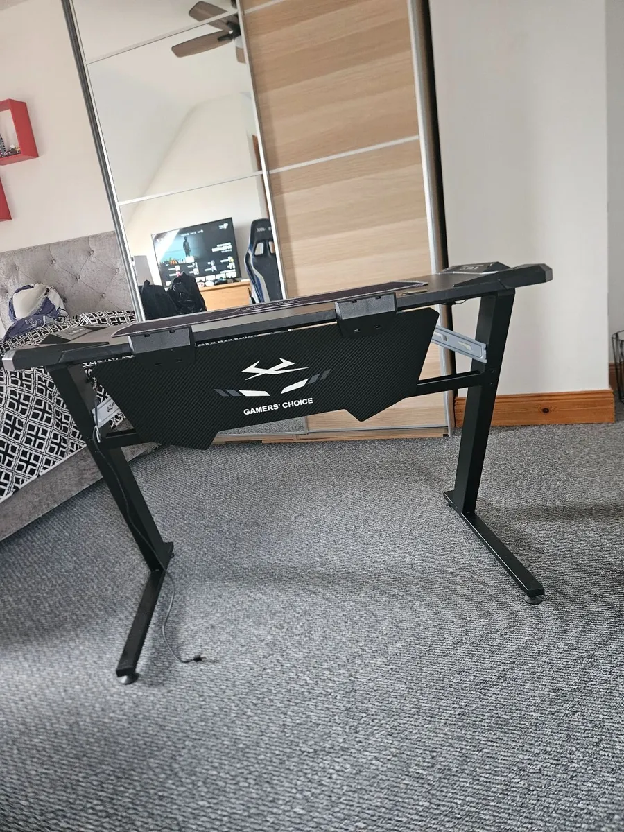 Gaming desk - Image 1