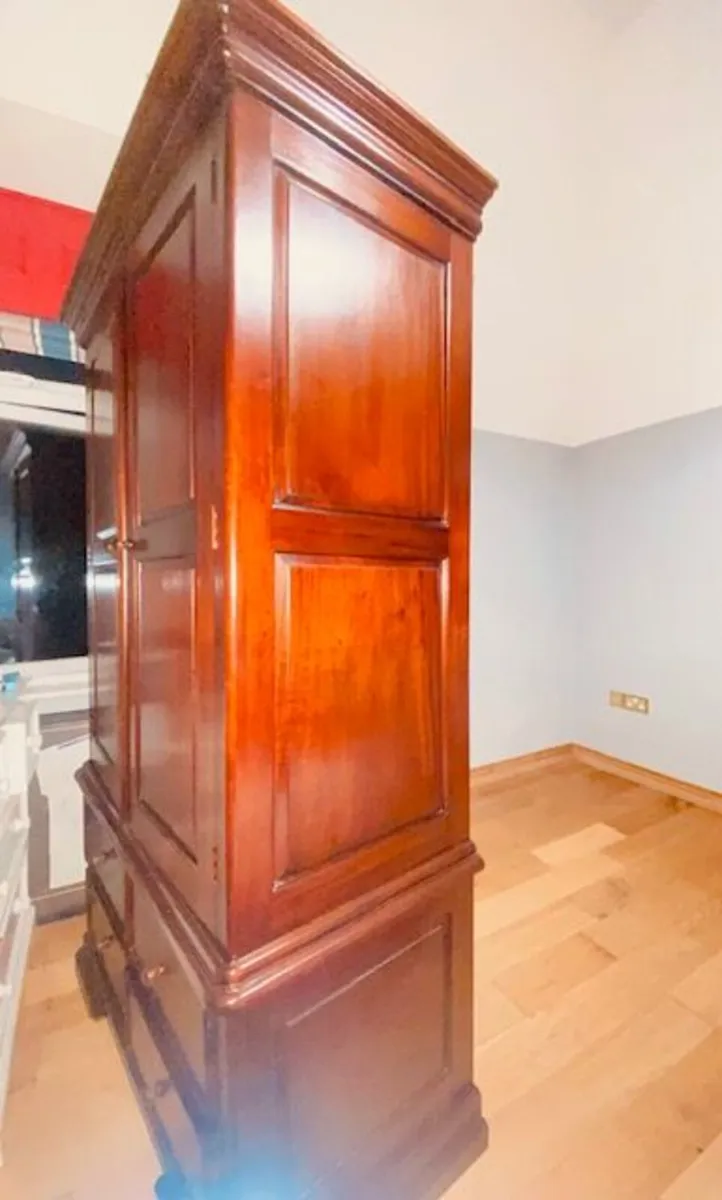 Beautiful large wardrobe & drawers - Image 2