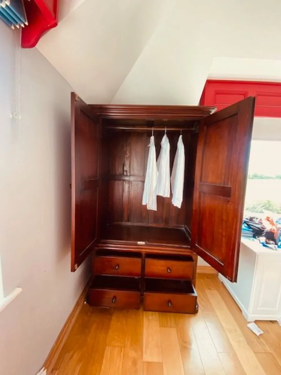 Beautiful large wardrobe & drawers - Image 3