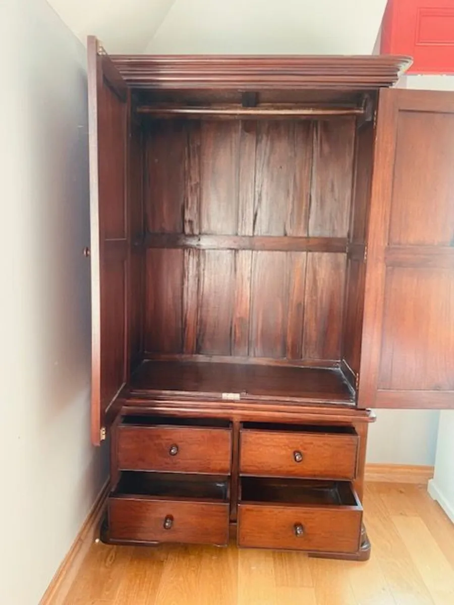 Beautiful large wardrobe & drawers - Image 4