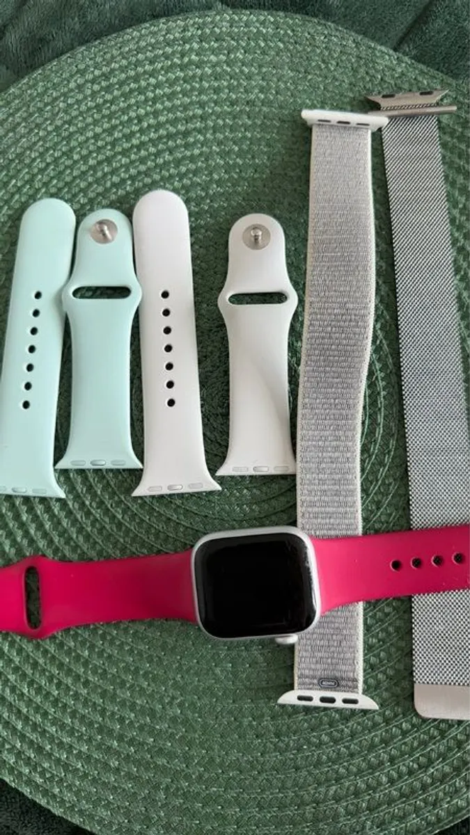 Apple Watch Series 8 + 4 Original S/M Straps + Charger - Image 1