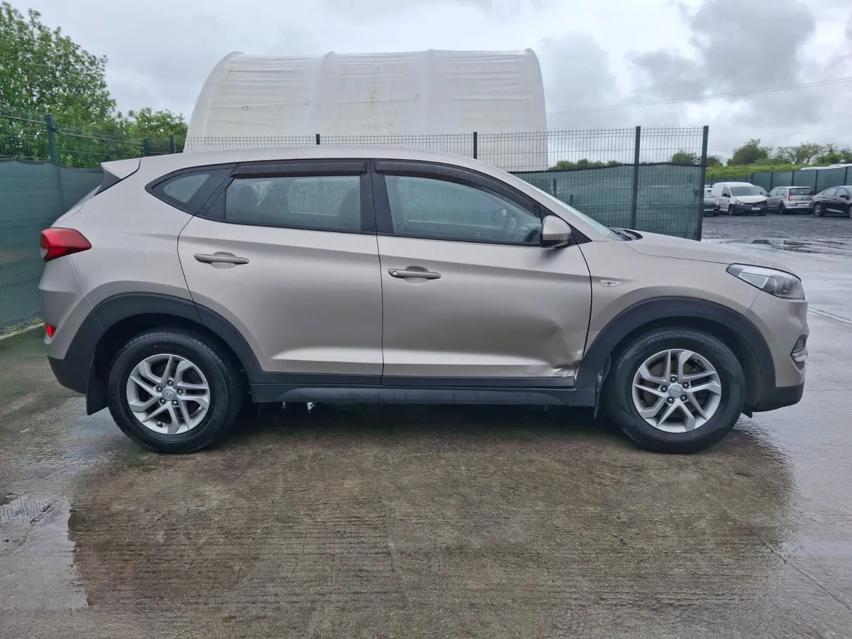 2018 Hyundai Tuscon  Light damage - Image 2