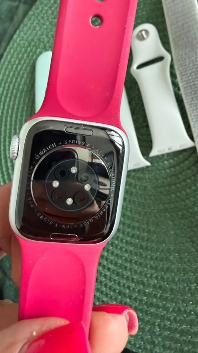 Apple Watch Series 8 + 4 Original S/M Straps + Charger - Image 2