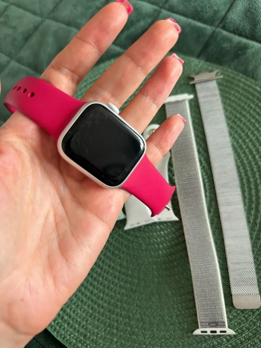 Apple Watch Series 8 + 4 Original S/M Straps + Charger - Image 3