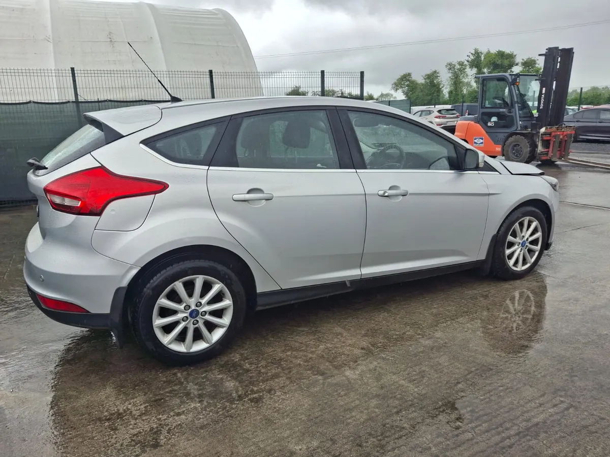 2016 Ford Focus very light Front Damage - Image 4