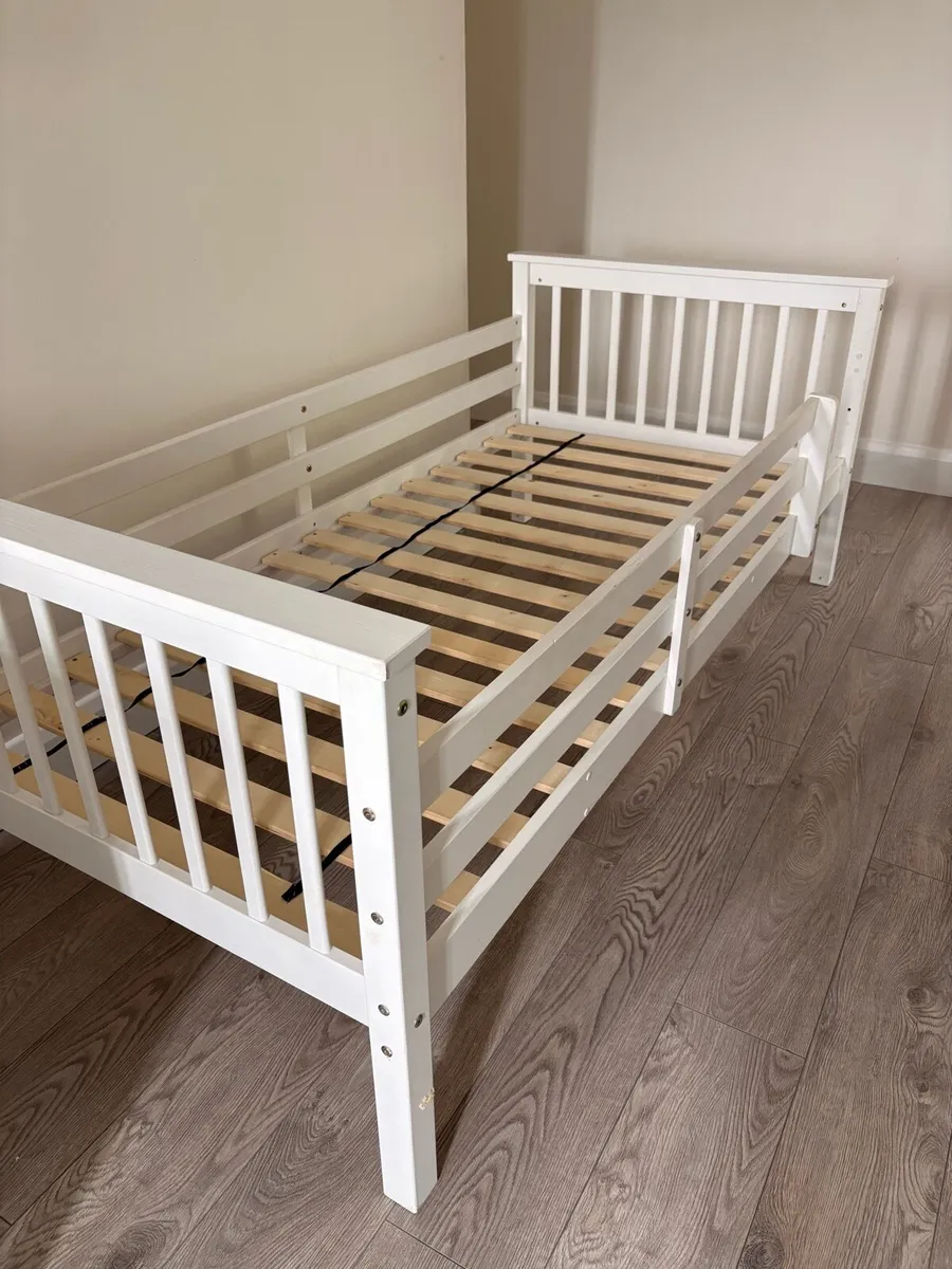 Single child bed and toddler bed - Image 1
