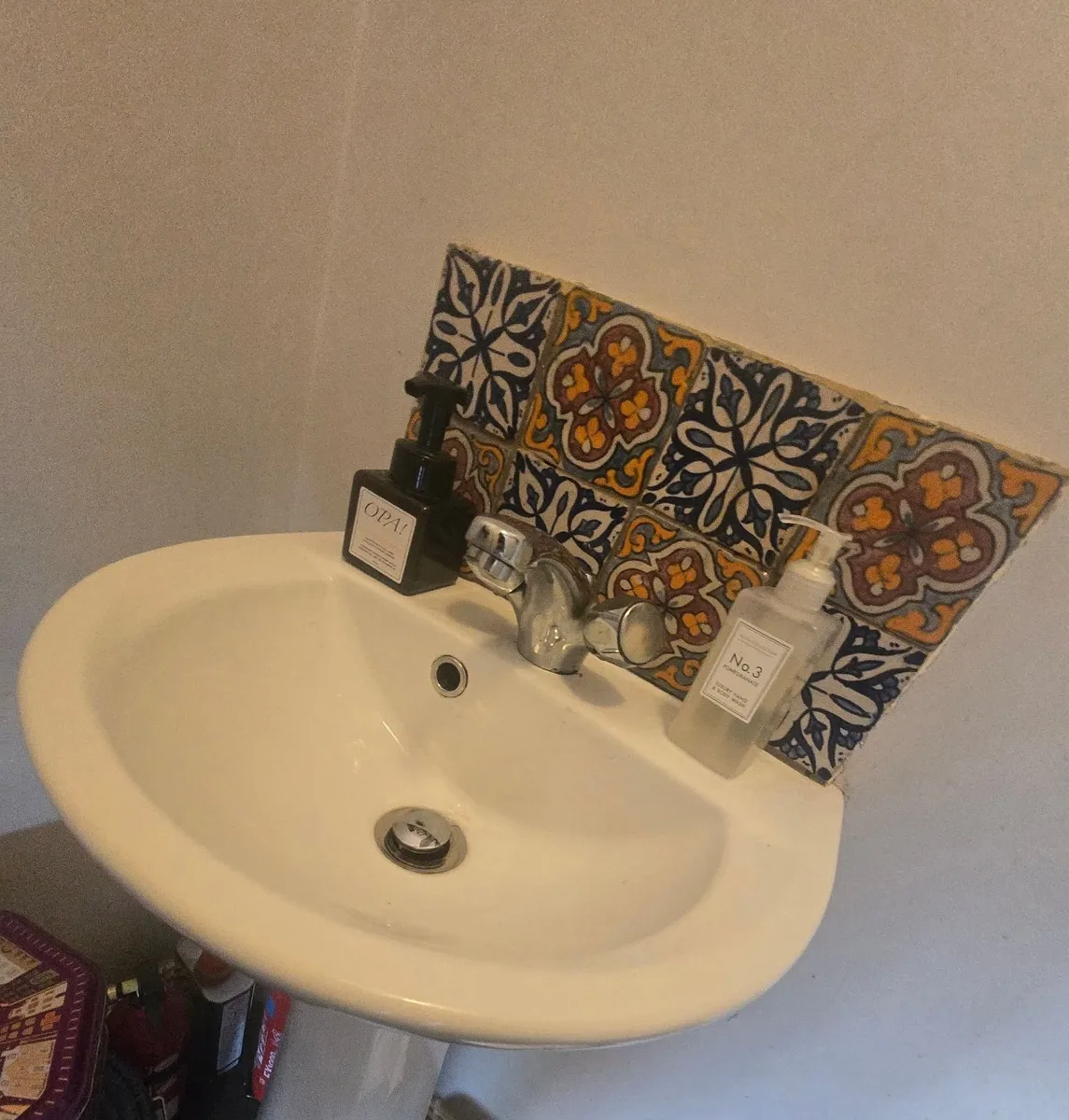 Toilet and basin - Image 1