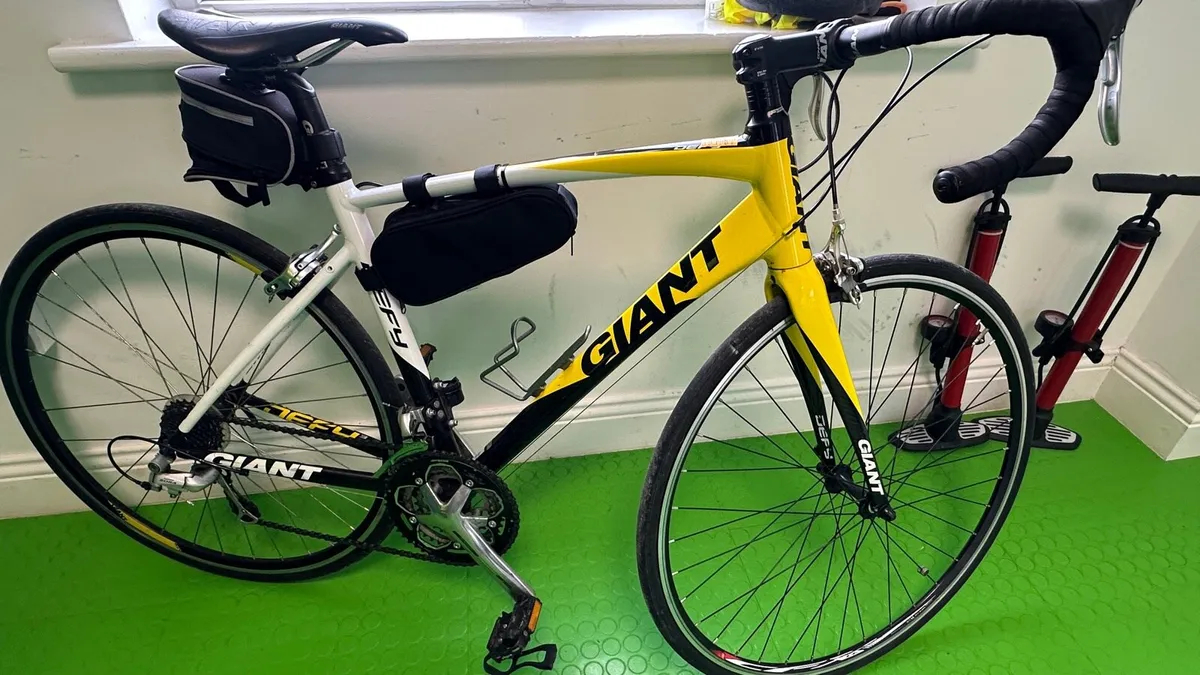 Giant Defy 3 Road Bike - Image 1