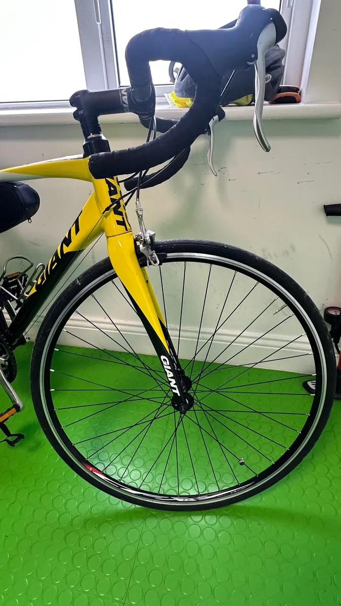 Giant Defy 3 Road Bike - Image 2