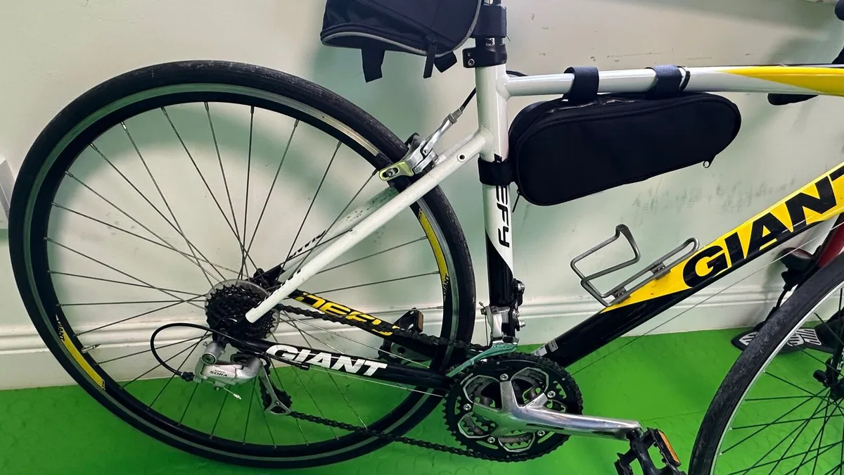 Giant Defy 3 Road Bike - Image 4
