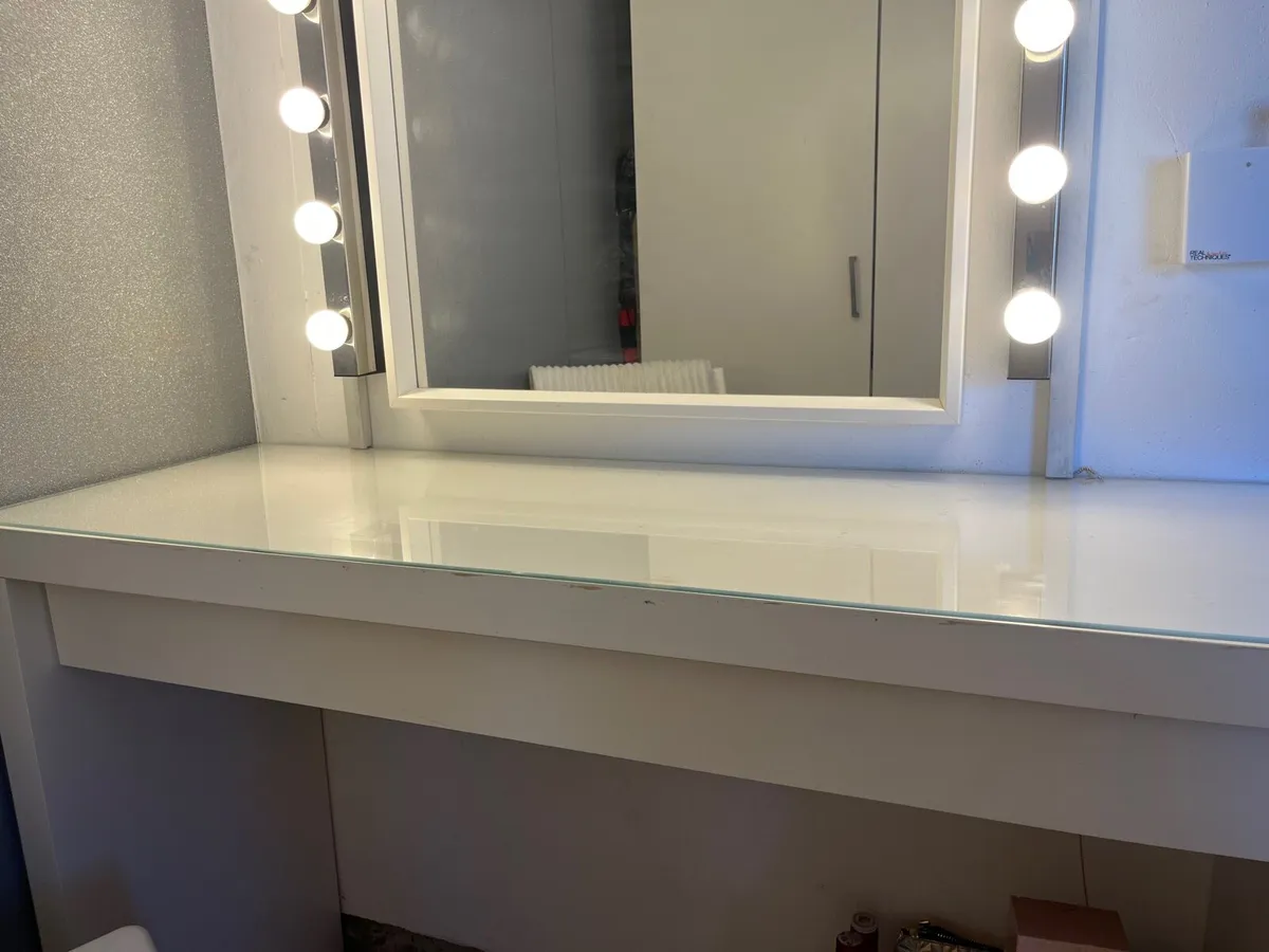 Dressing table - Image 1