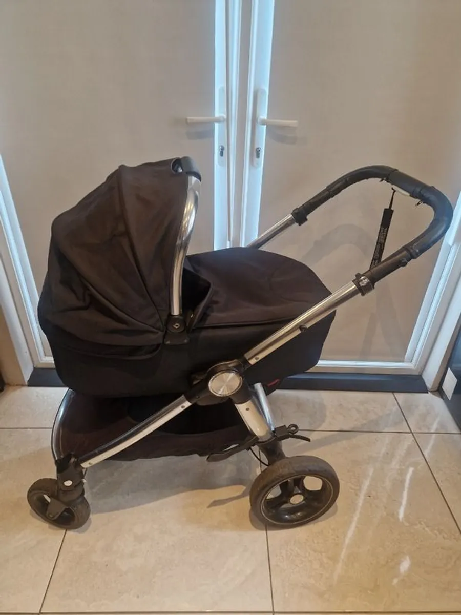 Pram with newborn carrycot - Image 1