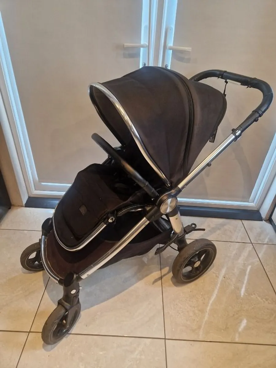 Pram with newborn carrycot - Image 2