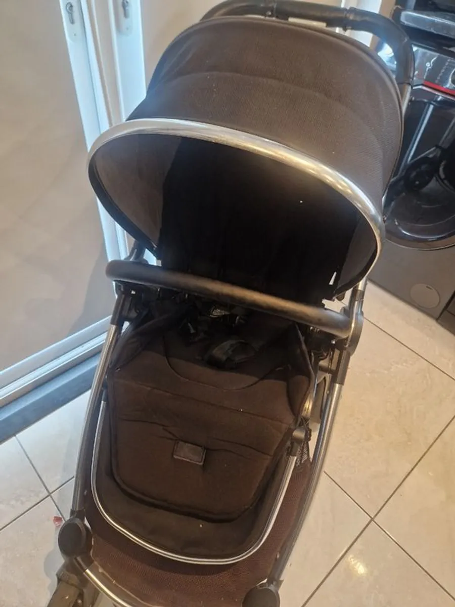 Pram with newborn carrycot - Image 3