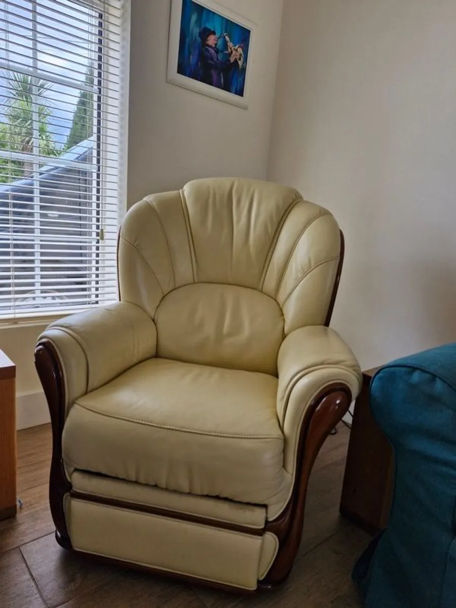 Luxury Italian Leather Recliner Suite - Image 4