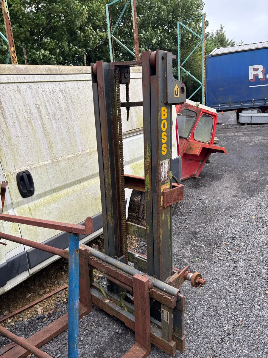 Forklift mast - Image 1