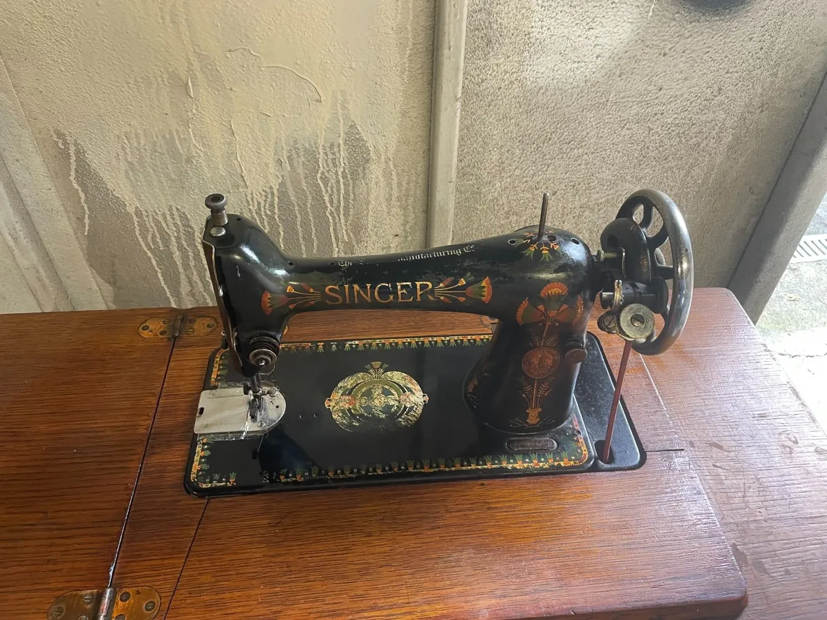 Singer Sewing Machine - Image 4