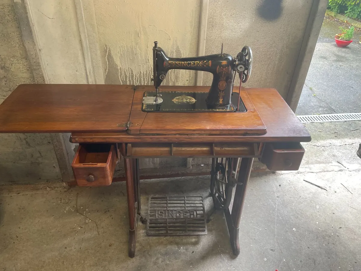 Singer Sewing Machine - Image 2